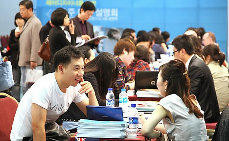 ▲ 인턴십 박람회에 참가한 학생들이 상담을 받고 있다 ⓒ 연합뉴스