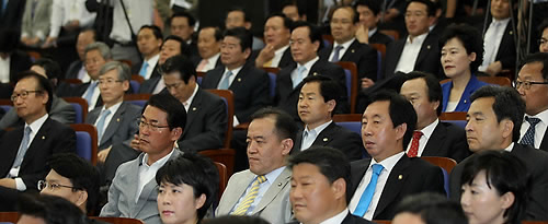 ▲ 한나라당 소장파 의원들이 7일 오전 국회에서 열린 의원총회에서 후반기 국회의장단 선출과 당내 개혁안 등을 논의하고 있다 ⓒ 연합뉴스