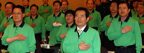 ▲ 민주당 정세균 대표와 박지원 원내대표 및 참석자들이 7일 양재동 서울교육문화회관에서 열린 2010년 민주당 의원 워크숍에서 국기에 대한 경례를 하고 있다 ⓒ 연합뉴스