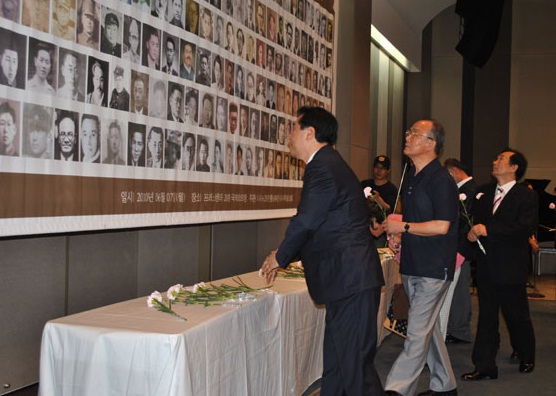 ▲ 7일 납북자 희생자 기억의 날에 참석한 납북자 가족들은 헌화를 하고 있다. ⓒ 뉴데일리