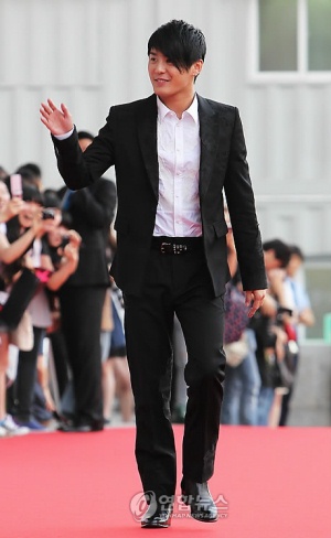 ▲ 7일 오후 세종문화회관에서 열린 '제 4회 더 뮤지컬 어워즈'에서 남우신인상 후보 시아준수가 레드카펫을 밟고 있다.