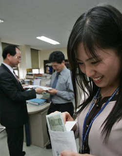 ▲ 직장인 5명 중 1명이 취업 후에도 부모에게 경제적 지원을 받는 것으로&nbsp;조사됐다&nbsp;ⓒ 연합뉴스