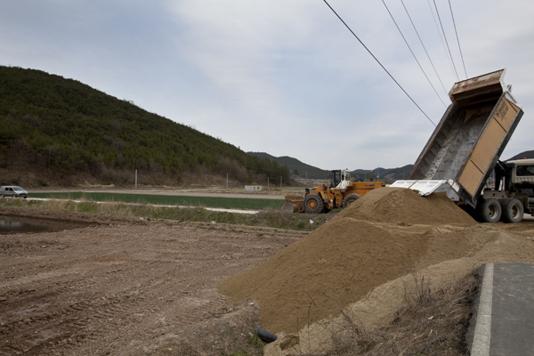 ▲ 낙동강 20공구 대부지구 저지대 농경지 성토 작업.&nbsp;ⓒ 뉴데일리