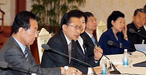 ▲ 이명박 대통령이 8일 청와대에서 열린 사회통합위원회의 1차 업무보고 자리에서 인사말을 하고 있다. ⓒ연합뉴스