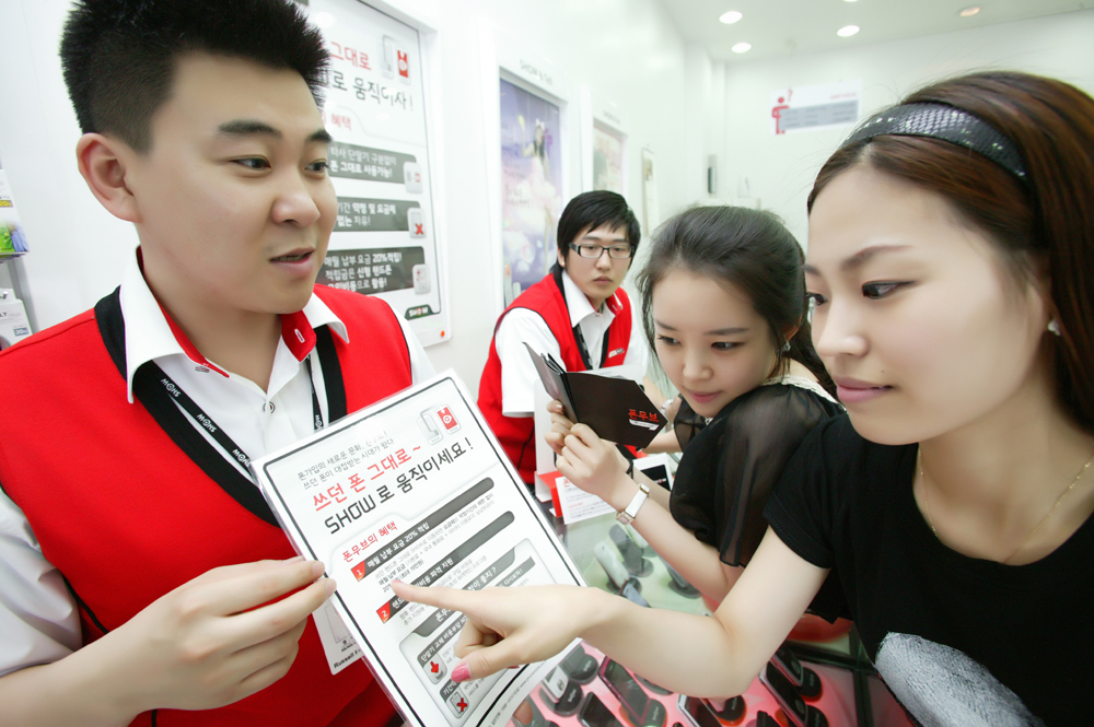 ▲ 고객들이 쿡앤쇼(QOOK & SHOW) 매장에서 &lsquo;폰무브&rsquo; 서비스에 대한 안내를 듣고 있다. ⓒ 뉴데일리