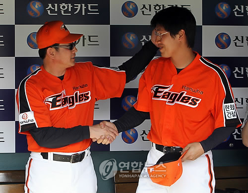 ▲ 한화로 전격 트레이드된 장성호가 8일 오후 서울 잠실구장에서 열린 LG와의 경기에 앞서 한대화 감독과 악수하며 인사하고 있다.