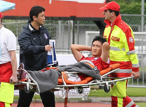 ▲ 지난달 30일 오스트리아 쿠프슈타인 경기장에서 열릴 한국-벨라루스와 평가전에서 곽태휘가 부상을 당한 뒤 들것에 실려 그라운드를 나서고 있다. 