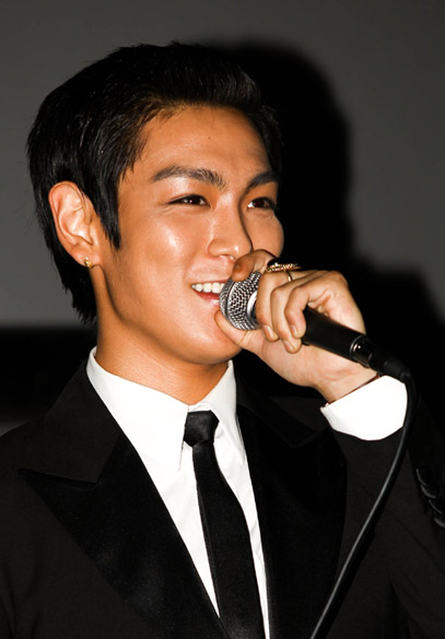 ▲ 영화 '포화속으로' VIP 시사회에서 무대인사를 하고 있는 빅뱅 탑 ⓒ 뉴데일리