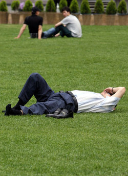 ▲ 서울광장을 찾은 한 시민이 낮잠을 즐기고 있다 ⓒ 연합뉴스