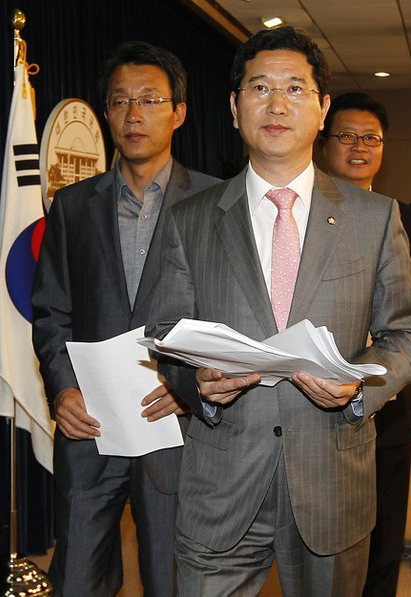 ▲ 당 쇄신과 관련 한나라당 소장파가 '우리의 입장'이라는 제목의 성명서를 한나라당 초선의원 전원에게 돌린 가운데 10일 국회 정론관에서 (왼쪽부터)한나라당 김성식, 김학용, 정태근 의원(뒤)이 성명서를 발표후 회견장을 나가고 있다 ⓒ연합뉴스