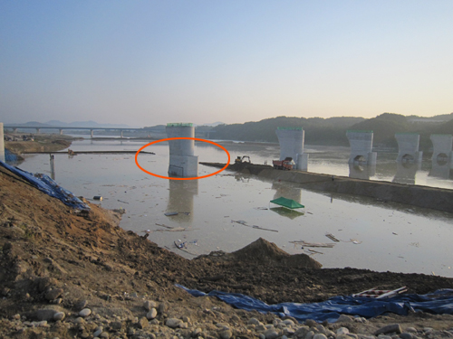 ▲ 강천보 현장내&nbsp;소수력 발전시설을 마무리 정리하던 곳에 물이 차 있는 모습. 원부분이 둑이 넘친 곳이다. ⓒ 뉴데일리