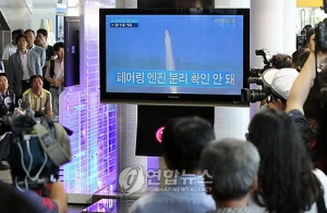 ▲ 10일 오후 서울역에서 시민들이 TV를 통해 한국 첫 우주발사체 나로호(KSLV-I)의 발사 관련 뉴스를 시청하고 있다.