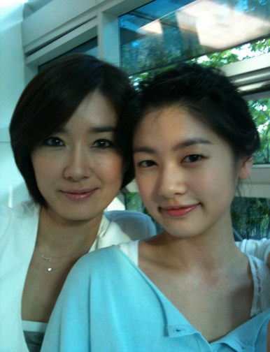 ▲ SBS 드라마 '나쁜남자'에서 공연중인&nbsp;배우 오연수(좌)와 정소민(우) ⓒ&nbsp;오연수 트위터&nbsp;