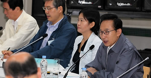 ▲ 이명박 대통령이 11일 오전 서울시립청소년 직업체험센터에서 비사경제대책회의를 주재하고 있다. ⓒ연합뉴스