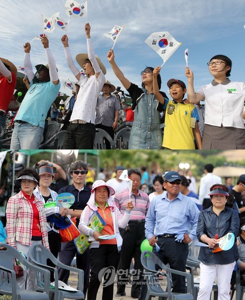 ▲ 머나먼 우주의 길...한국 첫 우주발사체 나로호가 발사에는 성공했지만 아쉽게 추락한 것으로 알려졌다. 10일 오후 전남 고흥군 나로우주센터에서 열린 축하행사에서 성공 발사를 기원하며 태극기를 흔드는 관람객(위 사진)들과 추락 소식을 들은 관람객의 모습이 대조를 이루고 있다.