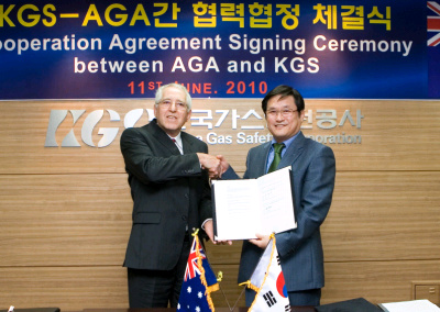 ▲ 한국가스안전공사는 11일 호주가스협회와 상호협력협정(MOU)을 체결했다. (왼쪽부터) AGA 콜린 비켈(Colin Bickell) 회장, 한국가스안전공사 박환규 사장 ⓒ 뉴데일리