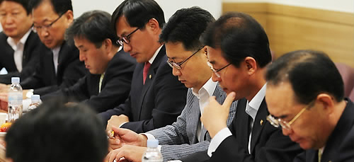 ▲ 당과 국정운영의 쇄신을 요구하는 연판장에 서명한 한나라당 초선의원들이 11일 국회 의원회관에서 긴급모임을 가지고 있다. ⓒ연합뉴스