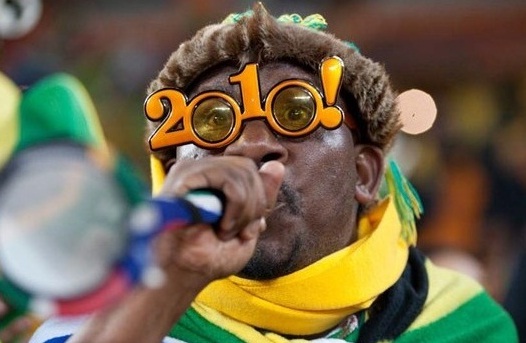 ▲ 남아공 현지 축구팬이 그들의 전통 응원도구인 '부부젤라'를 불고 있다.ⓒ FIFA 자료화면