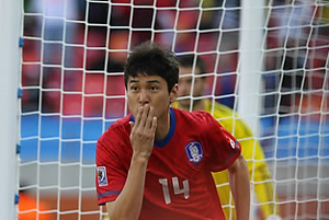 ▲ 12일 밤(한국시간) 포트엘리자베스 넬슨 만델라 베이 스타디움에서 열린 남아공월드컵 B조 첫경기 한국-그리스 경기에서 이정수가 첫 골을 성공시키고 환호하고 있다 ⓒ 연합뉴스