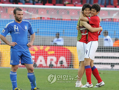 ▲ 12일 밤(한국시간) 포트엘리자베스 넬슨 만델라 베이 스타디움에서 열린 남아공월드컵 B조 첫경기 한국-그리스 경기에서 첫골을 넣은 이정수가 기성용과 기뻐하고 있다.