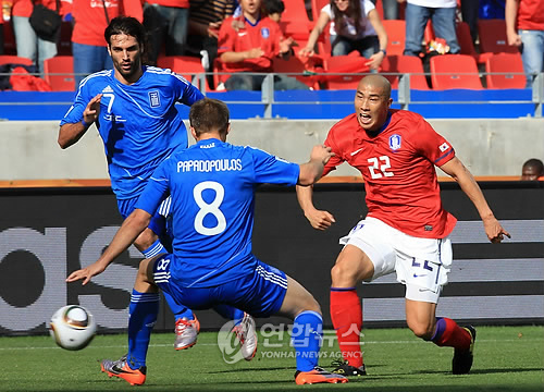 ▲ 12일 밤(한국시간) 포트엘리자베스 넬슨 만델라 베이 스타디움에서 열린 남아공월드컵 B조 첫경기 한국-그리스 경기에서 차두리가 상대 선수와 볼을 다투고 있다.