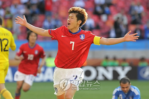 ▲ 12일 밤(한국시간) 포트엘리자베스 넬슨 만델라 베이 스타디움에서 열린 남아공월드컵 B조 첫경기 한국-그리스 경기에서 박지성이 추가골을 넣고 환호하고 있다.