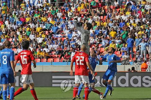 ▲ 전반43분 그리스의 슈팅 볼을 점프로 쳐내는 정성룡. ⓒ 연합뉴스
