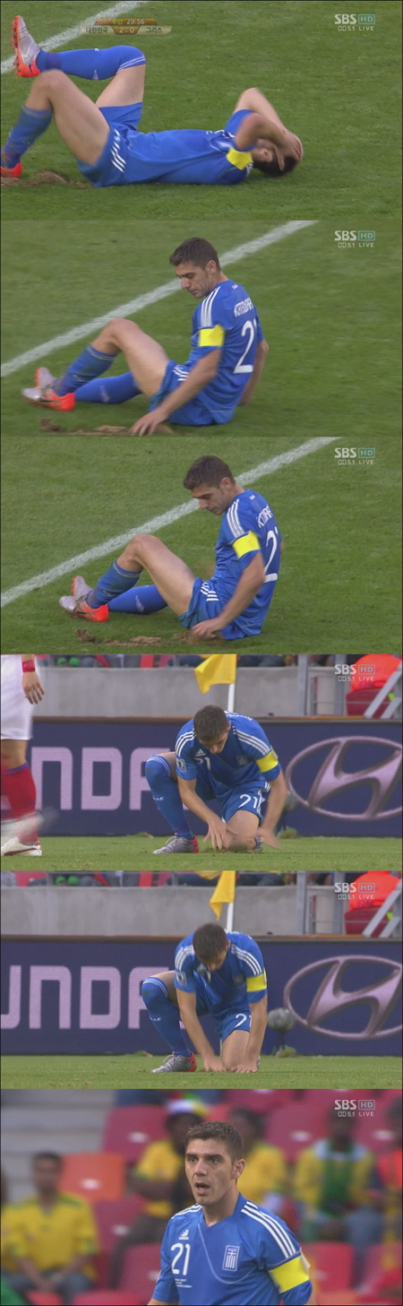 ▲ 경기중 잔디 정돈에 나선 그리스 대표팀 카추라니스 선수 ⓒ 방송화면 캡쳐