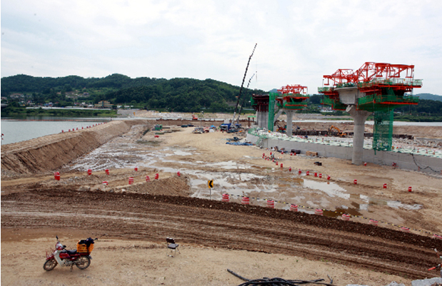 ▲ 이포보 공사 현장. 교각 아래 흰 둑이 고정보이다. ⓒ 뉴데일리