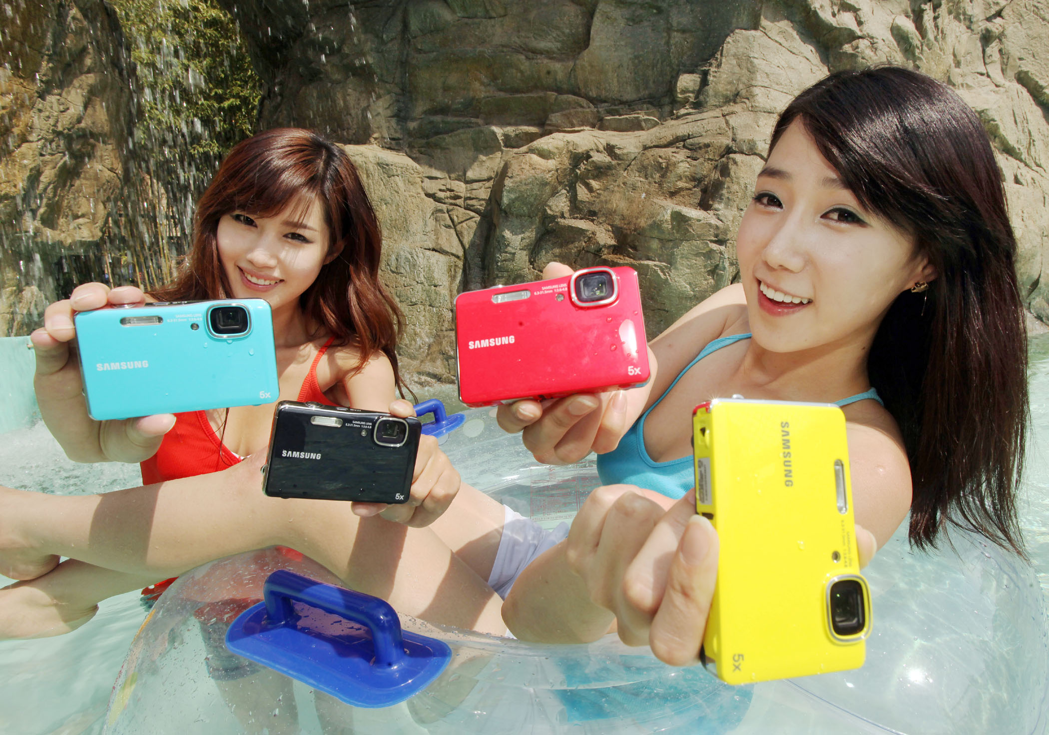 ▲ 삼성전자 모델들이 캐리비안베이에서 여름 휴가철에 사용하기 적합한 삼성전자 신제품 디지털카메라 'WP10'을 선보이고 있다. ⓒ 뉴데일리