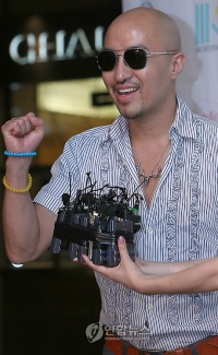 ▲ 13일 오후 배우 변우민 결혼식에 하객으로 참석한 방송인 홍석천이 포즈를 취하고 있다.