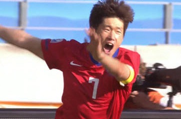 ▲ 박지성이 그리스전에서 쐐기골을 넣자 두 팔을 저으며 탈춤 세레모니를 선보이고 있다. ⓒ 캡처화면