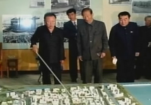▲ 김정일이 지난달 21일 함경남도 함흥시를 방문, 도시건축모형을 살펴보고 있다. ⓒ&nbsp;연합뉴스