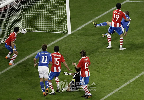 ▲ 이탈리아의 데 로시가 동점골을 넣는 장면.