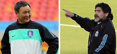 ▲ 왼쪽부터 한국대표팀 허정무 감독과 아르헨티나 대표팀 마라도나 감독 ⓒ 연합뉴스