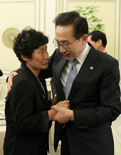 ▲ 고 민평기 상사의 어머니 윤청자씨가 14일 청와대에서 열린 국가유공자 및 유족 초청 오찬에 참석해 이명박 대통령과 인사를 하고 있다. ⓒ뉴데일리<=청와대제공>