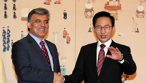 ▲ 이명박 대통령이 15일 오전 청와대에서 압둘라 귤 터키 대통령과 정상회담을 하기에 앞서 악수를 하고 있다. ⓒ연합뉴스