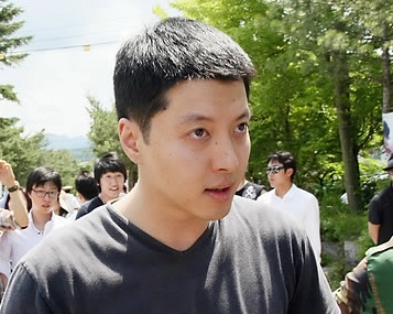 ▲ 배우 이동건이 15일 오후 강원 춘천시 102보충대로 입소하고 있다.&nbsp; ⓒ&nbsp;연합뉴스