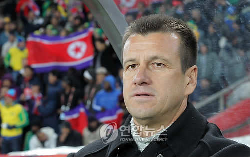 ▲ 16일(한국시간) 남아프리카공화국 요하네스버그 엘리스파크 스타디움에서 열린 북한과 브라질 월드컵 조별1차전에서 브라질 둥가 감독이 생각에 잠겨 있다.