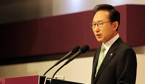 ▲ 이명박 대통령이 16일 오전 신라호텔에서 열린 '동아시아 기후포럼 2010' 개회식에서 기조연설을 하고 있다. ⓒ연합뉴스