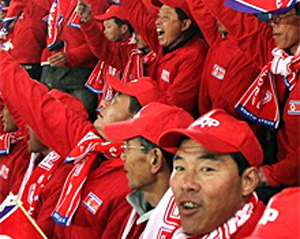 ▲ 북한-브라질 경기의 북측 응원단 ⓒ 연합뉴스