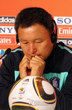 ▲ 11일 남아프리카공화국 포트엘리자베스 넬슨만델라베이 스타디움에서 열린 한국축구대표팀 프레스컨퍼런스에서 허정무 감독이 잠시 생각에 잠겨 있다.