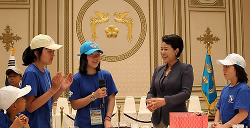 ▲ 이명박 대통령 부인 김윤옥 여사가 17일 청와대를 견학 온 옹진, 태안 지역 도서.벽지 어린이들과 이야기를 나누고 있다. ⓒ연합뉴스