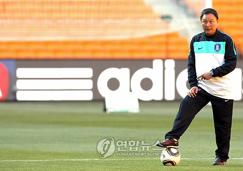▲ 아르헨티나전을 앞두고 16일 오후 요하네스버그 사커시티 스타디움에서 열린 한국팀 공식 훈련에서 허정무 감독이 공을 밟고 서 있다.