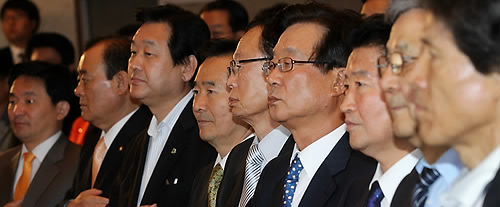 ▲ 강재섭 전한나라당 대표, 박희태 국회의장, 여야 지도부들이 17일 오후 국회 의원회관에서 열린 (재)동행 창립 1주년 기념 토론회에서 국민의례하고 있다. 이날 행사에는 박희태 의장을 비롯, 김무성 한나라당 원내대표, 정세균 민주당 대표, 안상수 전 한나라당 원내대표 등 여야 지도부가 대거 참석했다 ⓒ 연합뉴스