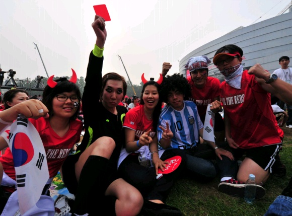 ▲ 붉은악마 속에 둘러쌓인 '마라도나' ⓒ&nbsp;박지현 기자&nbsp;