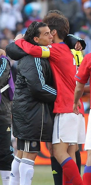 ▲ 박지성과 아르헨티나 카를로스 테베즈가 17일 '한국 대 아르엔티나'전 경기 직후 포옹을 나누고 있다 ⓒ 연합뉴스