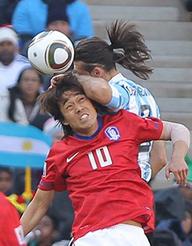 ▲ 한국-아르헨티나전에서 박주영이 마르틴 데미첼리스와 공중볼을 다투고 있다. ⓒ 연합뉴스