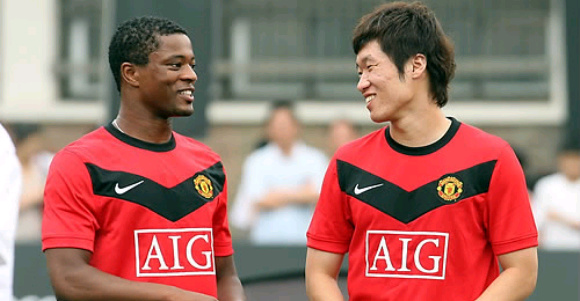 ▲ 조별리그 2차전 경기에서 나란히 패배를 경험한 맨유의 두 캡틴, (왼쪽부터)파트리스 에브라, 박지성 선수 ⓒ 연합뉴스