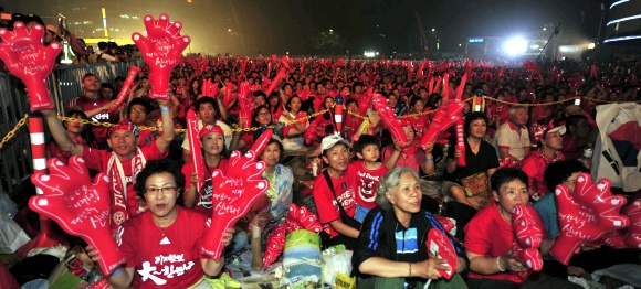 ▲ 서울광장에서 아르헨티나와의 경기를 응원하고 있는 시민들 ⓒ 박지현 기자